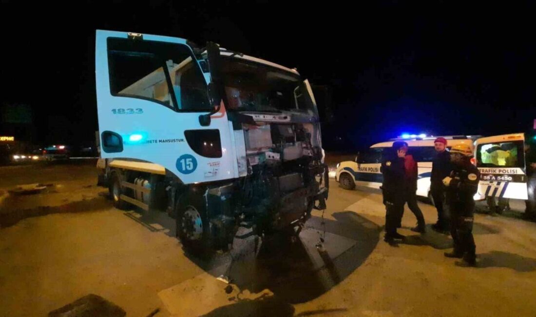 Sivas-Erzincan karayolunda meydana gelen trafik kazasında çöp kamyonu yolcu otobüsüne