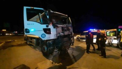 Sivas-Erzincan karayolunda meydana gelen trafik kazasında çöp kamyonu yolcu otobüsüne