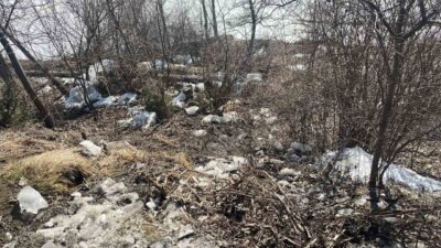 Erzurum'un Oltu ilçesinde bulunan Kotik Köyü'ndeki çeşmenin etrafındaki çöp yığınları,