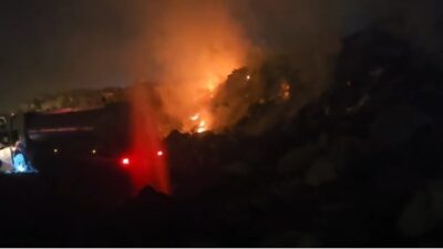 Adana'nın Kozan ilçesindeki çöplük alanında çıkan yangın, Varsaklar Mahallesi'nde bulunan