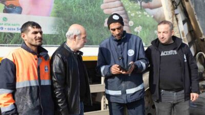 Mehmet Güngör, Yalı Mahallesi'nde bulduğu cüzdanı Nermin Ayhan'a iade ederek