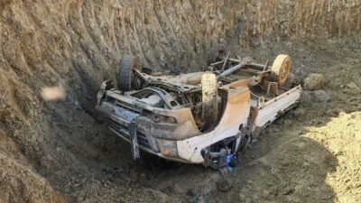 Antakya'da yaşanan kazada çukura düşen kamyonette sıkışan 4 kişi yaralandı.