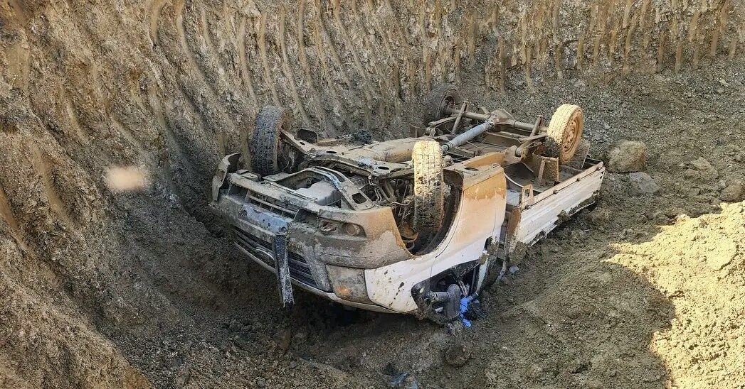 Antakya'da yaşanan kazada çukura düşen kamyonette sıkışan 4 kişi yaralandı.
