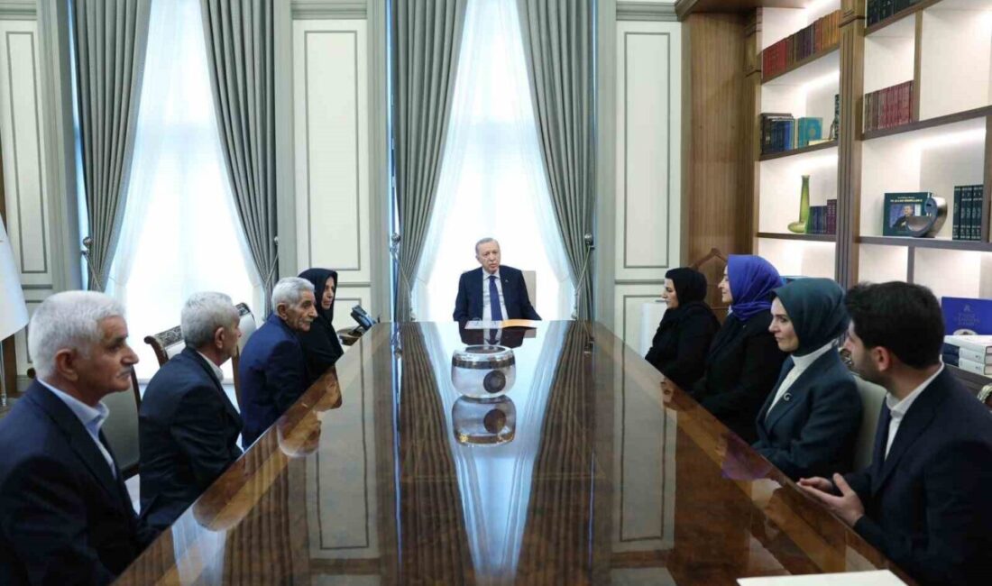 Cumhurbaşkanı Erdoğan, İkiyaka köyünde 36 yıl önce PKK’lı teröristlerce katledilenlerin yakınlarıyla görüştü Cumhurbaşkanı Recep Tayyip Erdoğan,