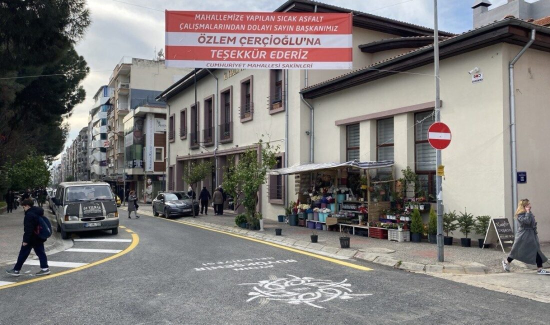 Aydın Büyükşehir Belediyesi, Cumhuriyet Caddesi'ndeki yol yenileme çalışmasını tamamlayarak vatandaşların
