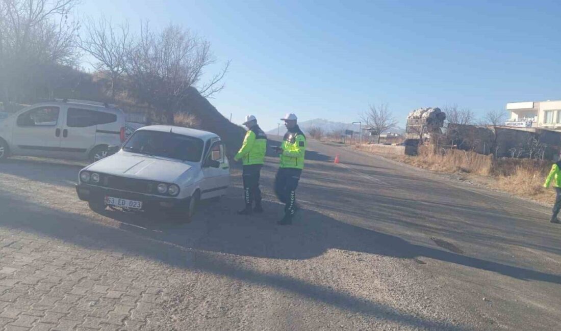 Diyarbakır-Çüngüş yolda trafik jandarması sürücülerin hızını denetledi. Denetimler vatandaşlar tarafından