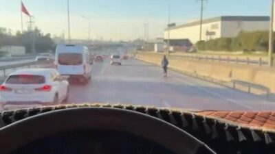 Gebze'de D100'de tehlikeli scooter yolculuğu görüntülendi. Hızlı giden sürücü, kasksız