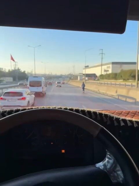 D100’de tehlikeli yolculuk Gebze'de D100'de tehlikeli scooter