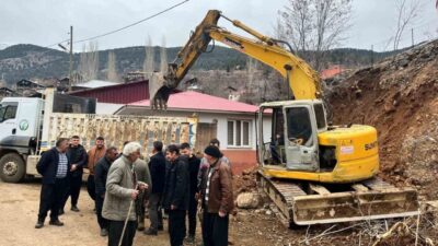 Adana'nın Feke ilçesinde Tenkerli Mahallesi'nde yıllardır süren yol sorunu sonunda