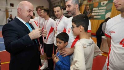Darıca'da düzenlenen Voleybol Turnuvası'nda 48 kurum takımı bir araya geldi.