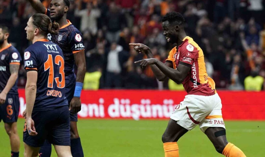Galatasaray'ın Kolombiyalı futbolcusu Davinson Sanchez, Başakşehir maçında kafa vuruşuyla 3.