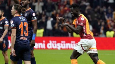 Galatasaray'ın Kolombiyalı futbolcusu Davinson Sanchez, Başakşehir maçında kafa vuruşuyla 3.