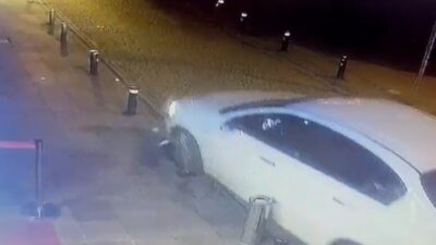 Eskişehir'de gece saatlerinde demir dubaya çarparak kaçan sürücü, güvenlik kameralarına