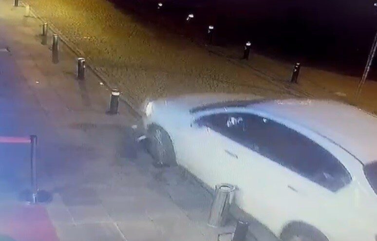 Demir dubaya çarpan araç sürücüsü güvenlik kamerasına yakalandı Eskişehir'de gece saatlerinde demir
