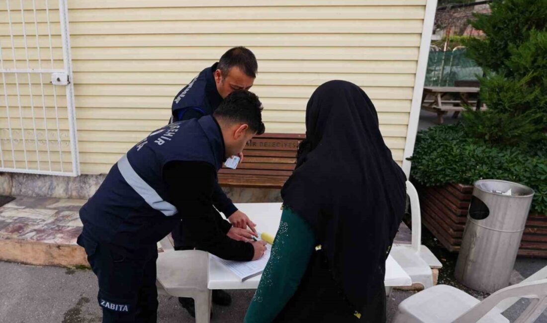 Denizli'de zabıta ekipleri dilencileri denetleyerek haksız kazanç sağlayanları yakaladı. El