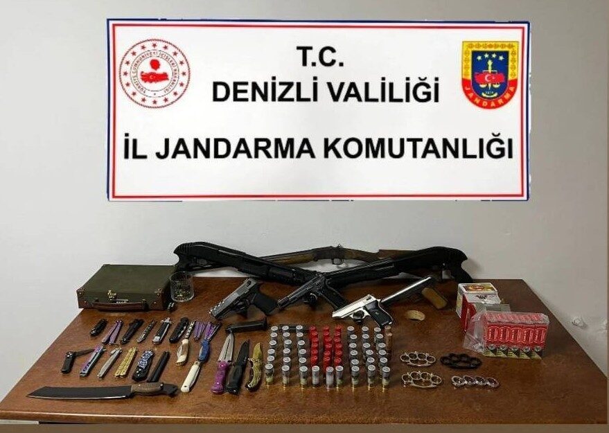 Denizli'de jandarma ekipleri tarafından düzenlenen operasyonlarda silah kaçakçılığını önlemek amacıyla