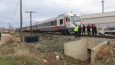 Tren raylarından karşıya geçmeye çalışan Deniz Şahin'e tren çarptı. Trenin