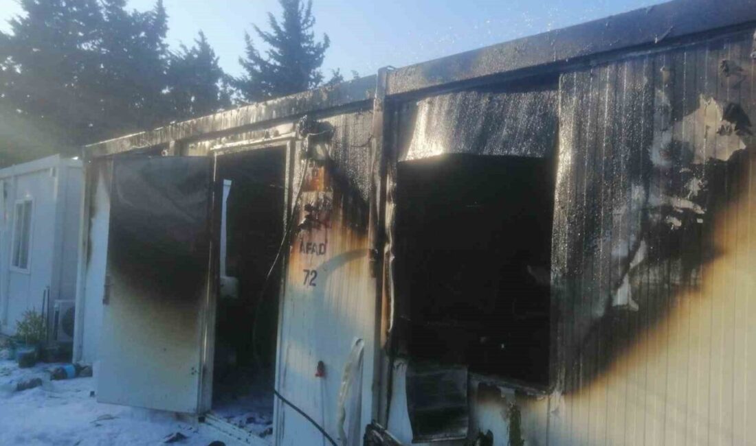 Samandağ'da çıkan yangında depremzede ailenin kaldığı konteyner, itfaiye ekiplerinin müdahalesine