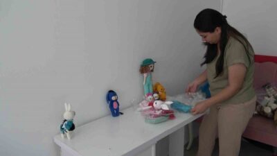 Hatay'da depremzedesi Şeyda Yapıcan, ördüğü el emeği bebekleri satarak aile