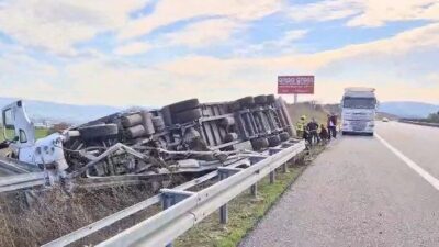 İstanbul-İzmir Otoyolu'nda Balıklıdere mevkisindeki kazada tır devrildi. Sürücü N.D. araçta