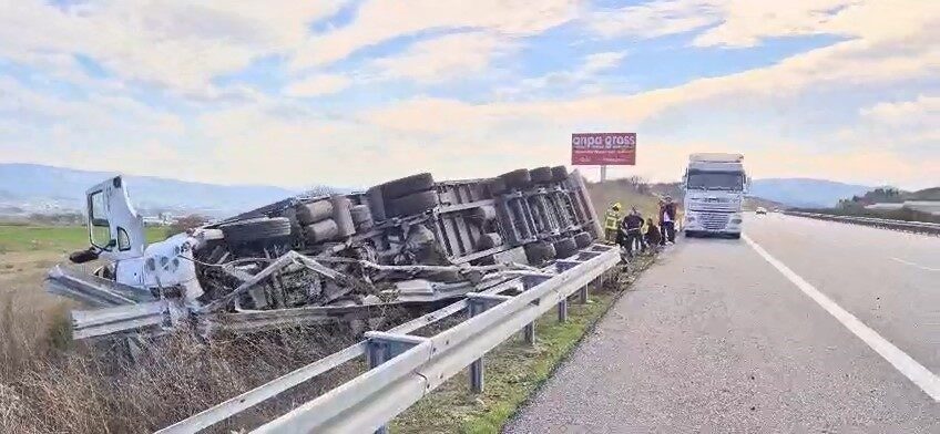 İstanbul-İzmir Otoyolu'nda Balıklıdere mevkisindeki kazada tır devrildi. Sürücü N.D. araçta