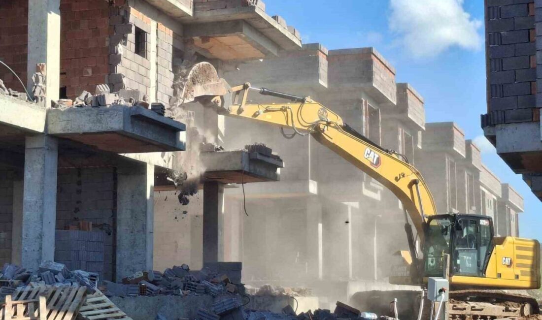 Aydın'ın Didim ilçesinde teknik hata sebebiyle yıkımına başlanan 8 bloklu
