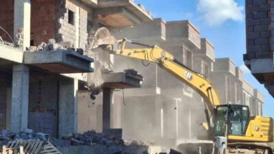 Aydın'ın Didim ilçesinde teknik hata sebebiyle yıkımına başlanan 8 bloklu