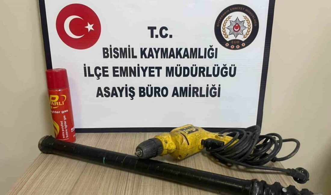 Bismil'de park halindeki otomobilden hırdavat malzemesi çalan 3 şüpheli tutuklandı.