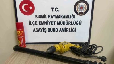 Bismil'de park halindeki otomobilden hırdavat malzemesi çalan 3 şüpheli tutuklandı.
