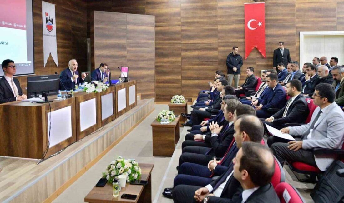 Vali Murat Zorluoğlu başkanlığında Diyarbakır'da gerçekleşen İl Koordinasyon Kurulu Toplantısında,
