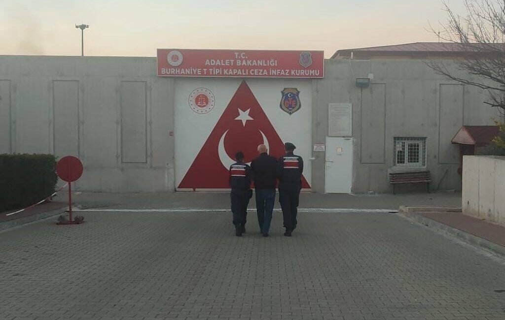 Dolandırıcılık suçundan aranan kişi Edremit’te yakalandı Edremit'te Jandarma ekipleri, 56