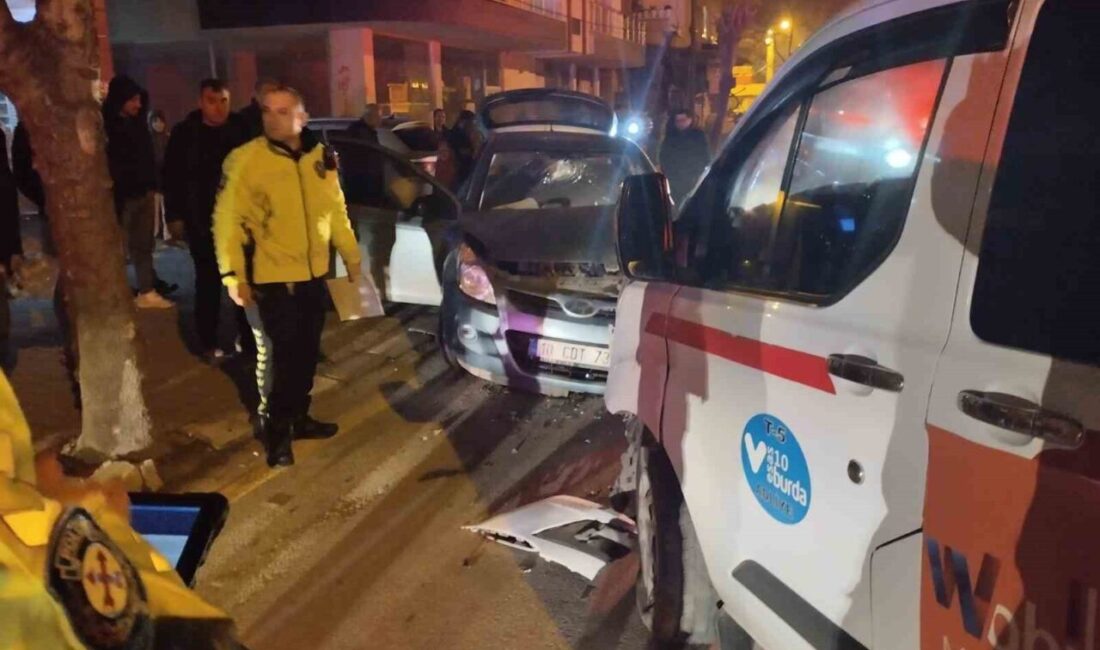 Balıkesir'de dolmuş taksiyle otomobilin kafa kafaya çarpıştığı kaza sonucunda sürücü