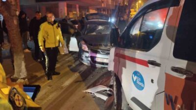 Balıkesir'de dolmuş taksiyle otomobilin kafa kafaya çarpıştığı kaza sonucunda sürücü