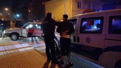 Çorum'da kaçan sürücü, polislerden kaçarken kaza yapınca yakalandı. Sürücüye 30