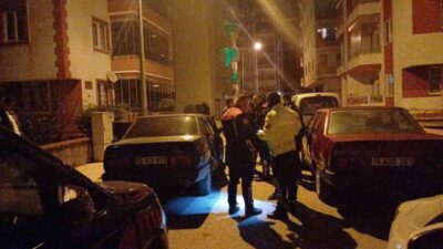 Çorum'da polisin dur ihtarına uymayan şahıs aracından kaçarak yakalanmaktan kurtuldu.