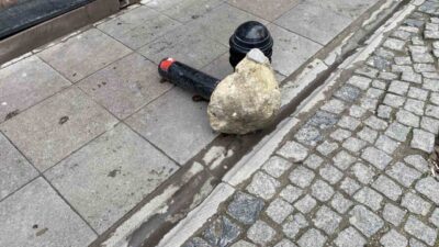Eskişehir'de Arifiye Mahallesi'nde sıkça araçlarını dubalara çarparak kırılmasına neden olan