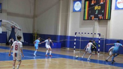 Düzce'de düzenlenen orta okullar arası futsal şampiyonasında 36 takımın yer