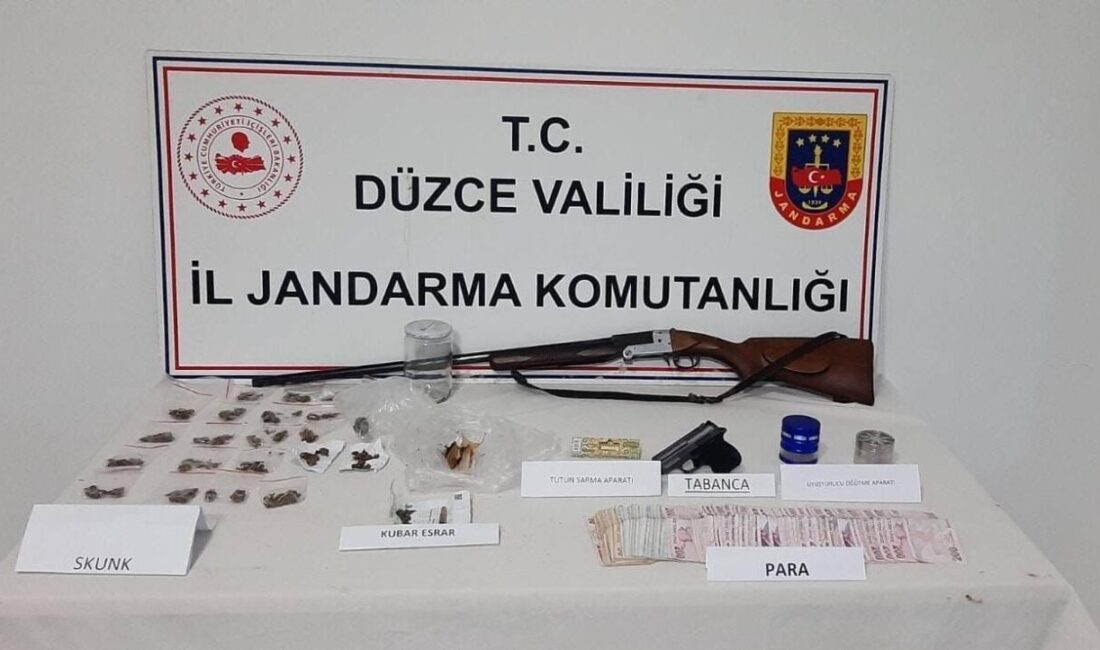 Düzce'de jandarma operasyonunda yakalanan 2 şüpheli evlerinde uyuşturucu madde ve