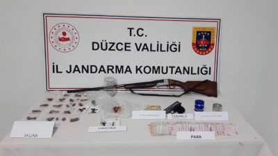Düzce'de jandarma operasyonunda yakalanan 2 şüpheli evlerinde uyuşturucu madde ve
