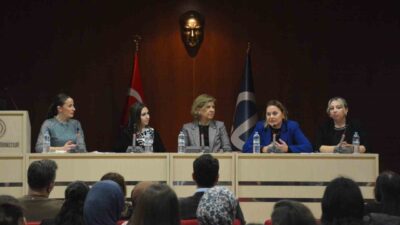 Anadolu Üniversitesi'nde Eczane Hizmetleri Programı öğrencileri için düzenlenen panelde sektördeki