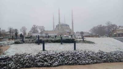 Edirne, kar yağışının etkisine girdi. Vatandaşlar, uzun zamandır görmedikleri kar