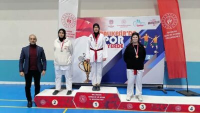 Edremit Anadolu İmam Hatip Lisesi'nden Fatma Zehra ve Zeynep Reyya,