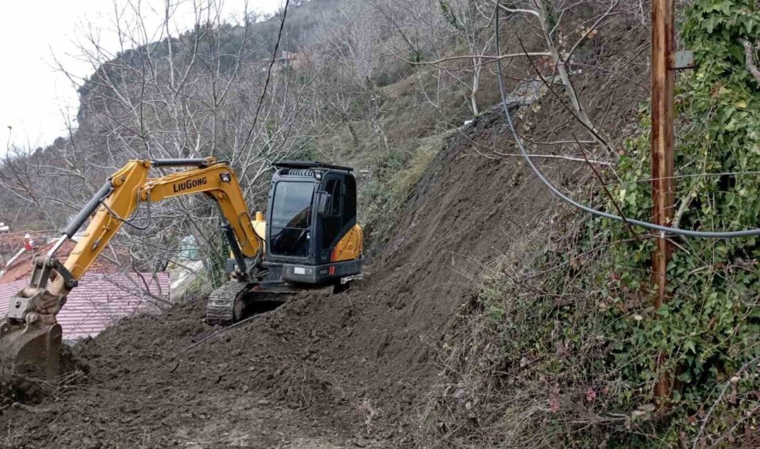 Efeler Belediyesi Fen İşleri Müdürlüğü ekipleri, heyelan nedeniyle kapanan Yukarı