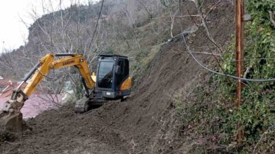 Efeler Belediyesi Fen İşleri Müdürlüğü ekipleri, heyelan nedeniyle kapanan Yukarı