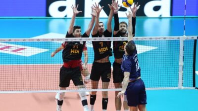 Galatasaray, Efeler Ligi'nde TÜRŞAD'ı 3-0 yenerek galibiyetini Burhan Felek Spor