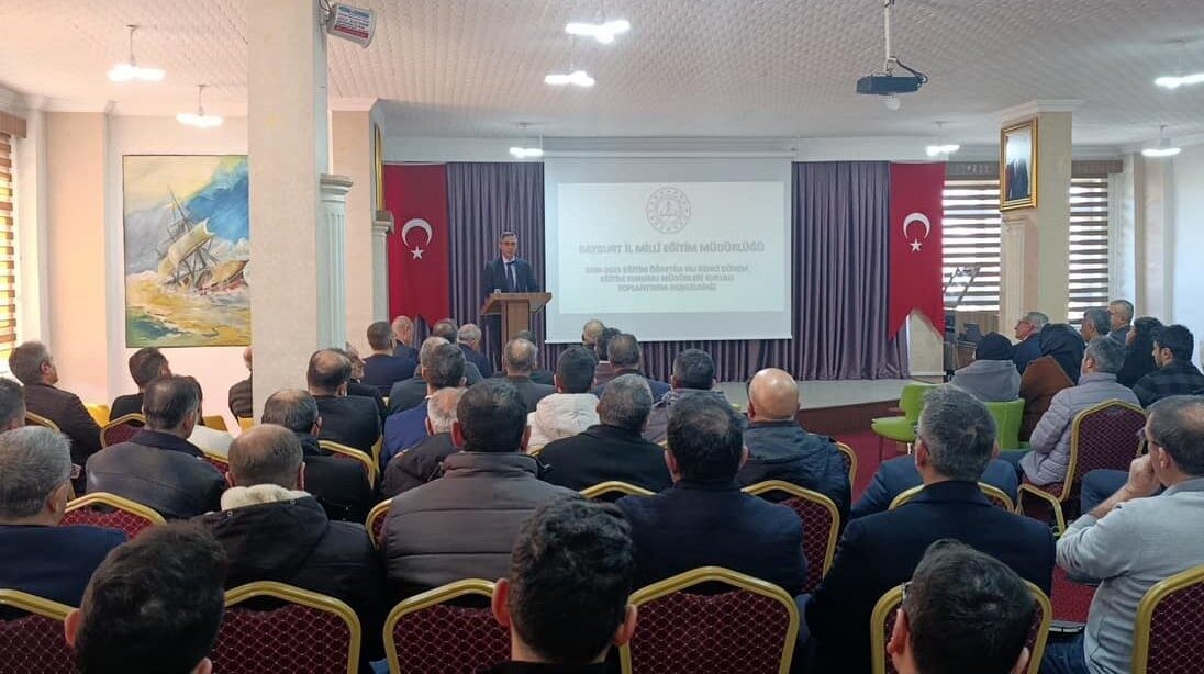 Bayburt'ta düzenlenen toplantıda İl Milli Eğitim Müdürü Ömer Faruk Kahraman,
