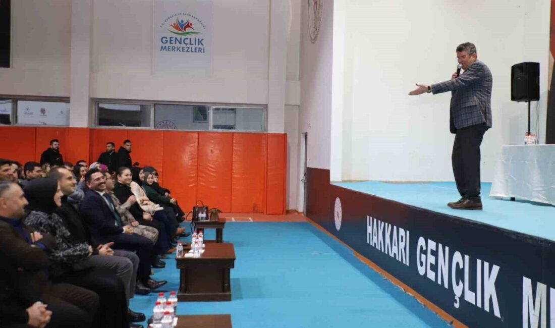 Hakkari Belediyesi'nin düzenlediği "Aile Huzuru Sohbetleri" söyleşi programına katılan Eğitimci-Yazar
