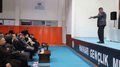 Hakkari Belediyesi'nin düzenlediği "Aile Huzuru Sohbetleri" söyleşi programına katılan Eğitimci-Yazar