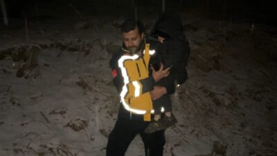 Yüksekova'nın Onbaşılar köyünde kar nedeniyle yol kapandı. Hasta çocuk Mir