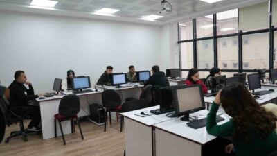 Elazığ Belediyesi, çeşitli alanlarda düzenlediği ücretsiz kurslarla vatandaşların kişisel gelişimlerine